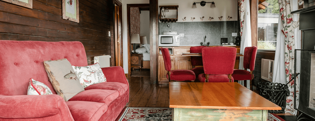 Overlooking Lake Moreno and Mount Tronador, it has two bedrooms, two bathrooms, a living/dining room, and a deck. It does not have air conditioning (approx. 53 m2).